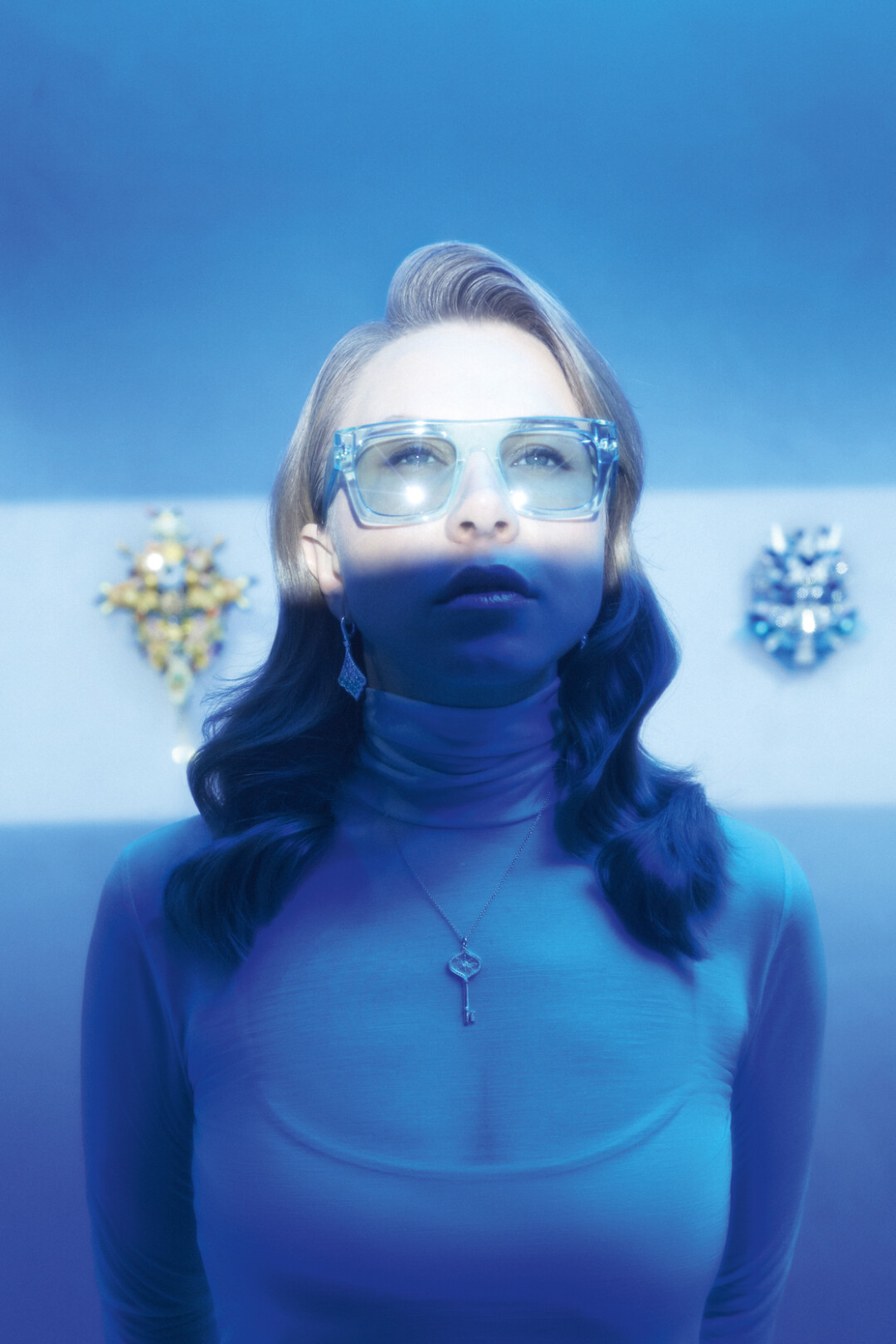 Кулон и серьги MERCURY из коллекции Miss Russia, платье DRIES VAN NOTEN, очки TOM FORD (все — ДЛТ)