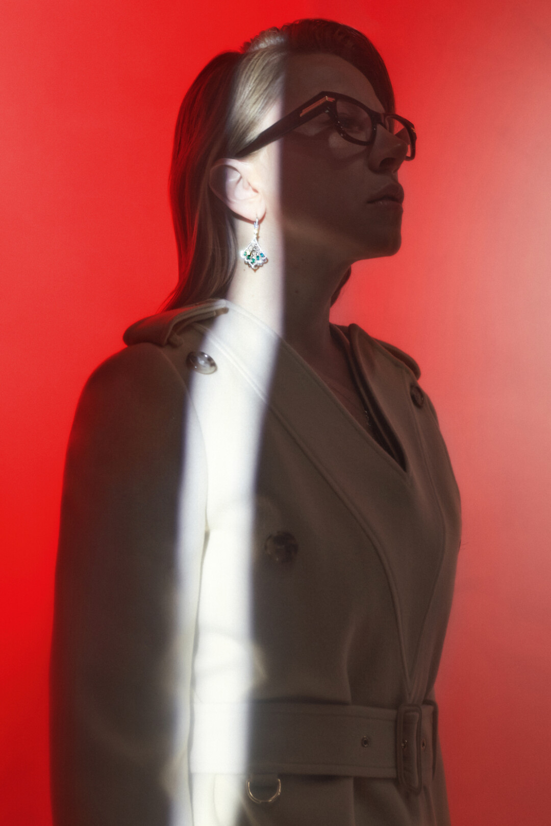 Кулон и серьги MERCURY из коллекции Miss Russia, пальто BURBERRY, очки TOM FORD (все — ДЛТ).