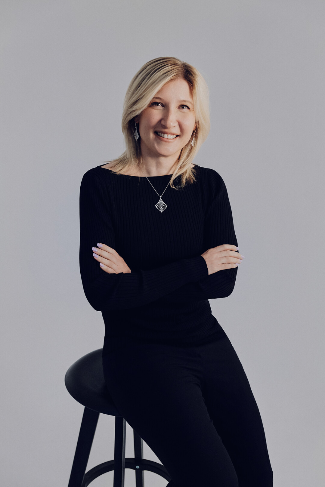 Серьги и колье MERCURY из коллекции Miss Russia, топ и брюки BURBERRY, туфли GIANVITO ROSSI (все — ДЛТ)