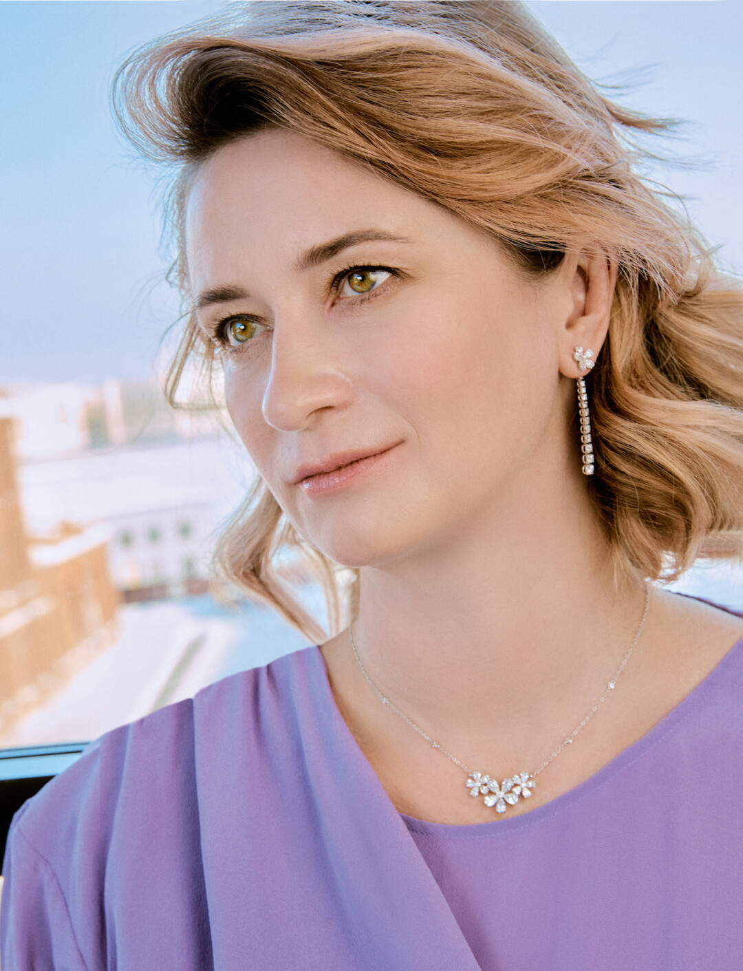 Серьги, колье MERCURY, коллекция Flower, платье Iro (все — ДЛТ)