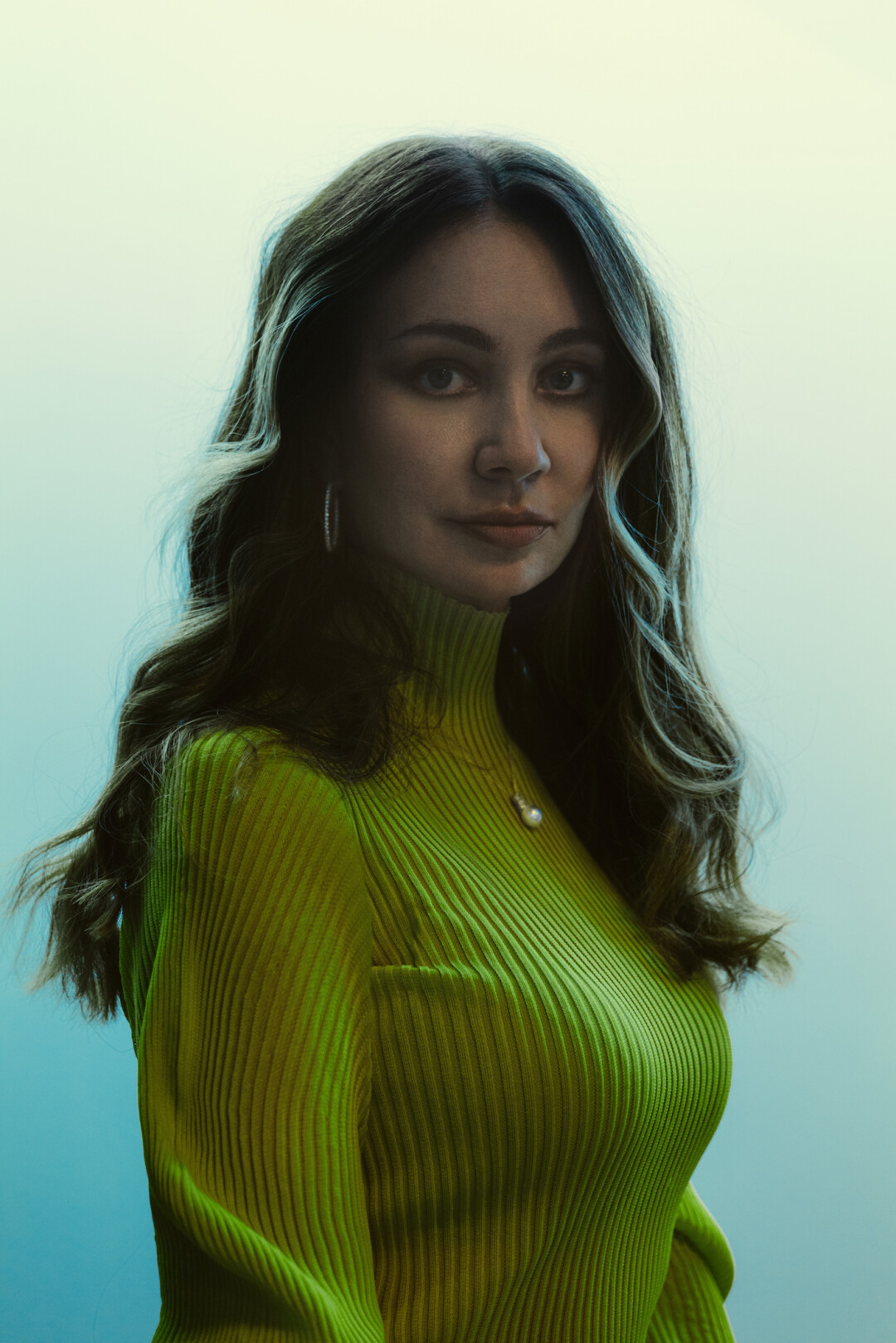 Серьги MERCURY из коллекции Classic, кулон MERCURY из коллекции Flower, водолазка BOTTEGA VENETA (все — ДЛТ)