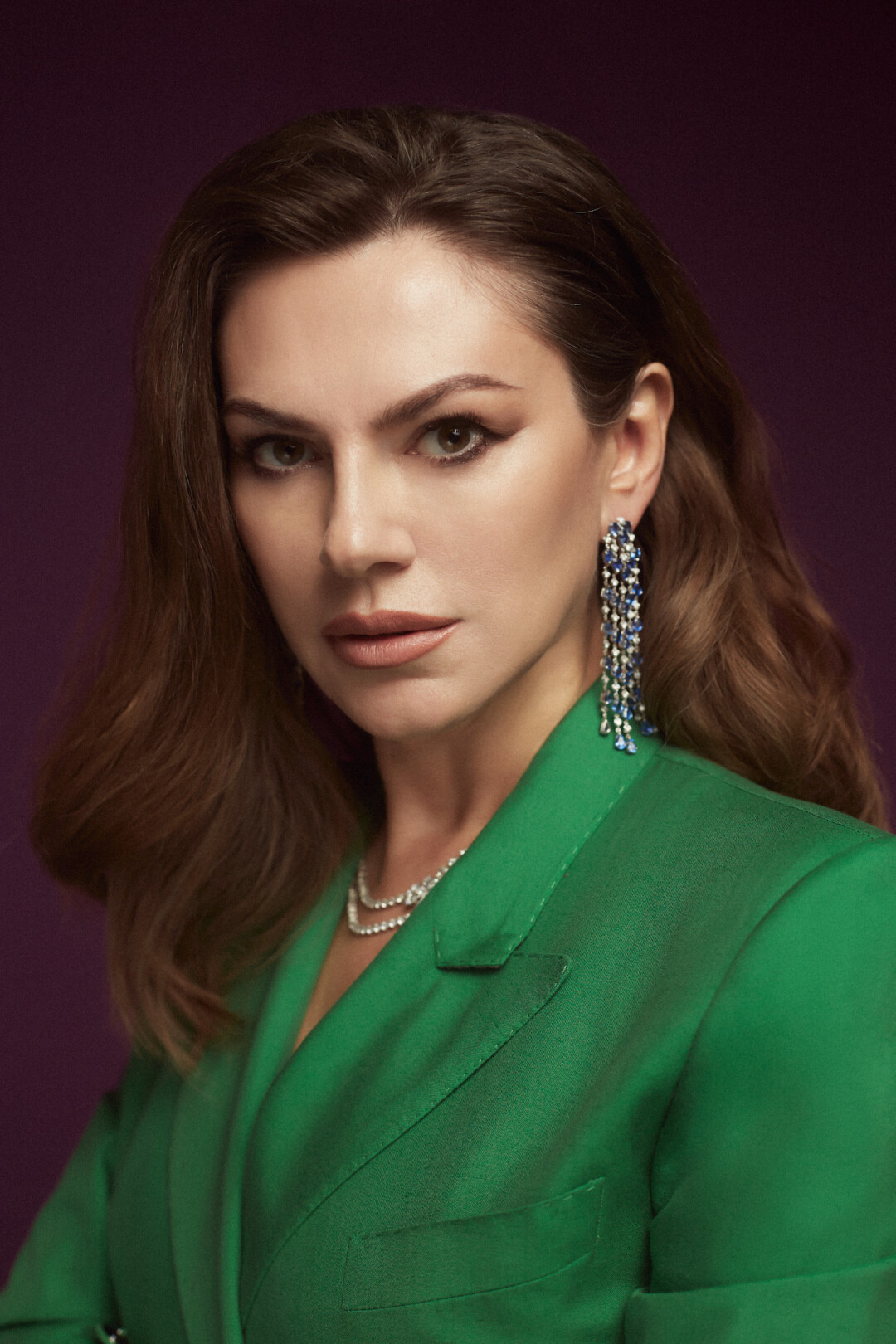 Серьги MERCURY из коллекции Color, колье MERCURY из коллекции Flower, пиджак DOLCE & GABBANA (все — ДЛТ)