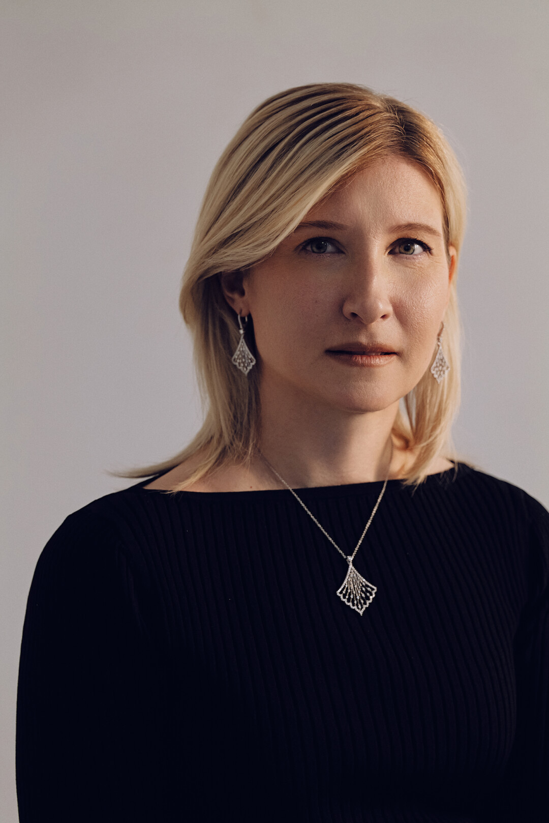 Серьги и колье MERCURY из коллекции Miss Russia, топ и брюки BURBERRY, туфли GIANVITO ROSSI (все — ДЛТ)