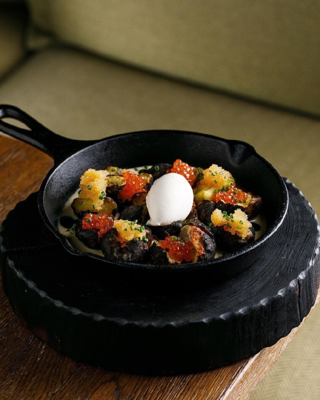 Угольный картофель с двумя видами икры