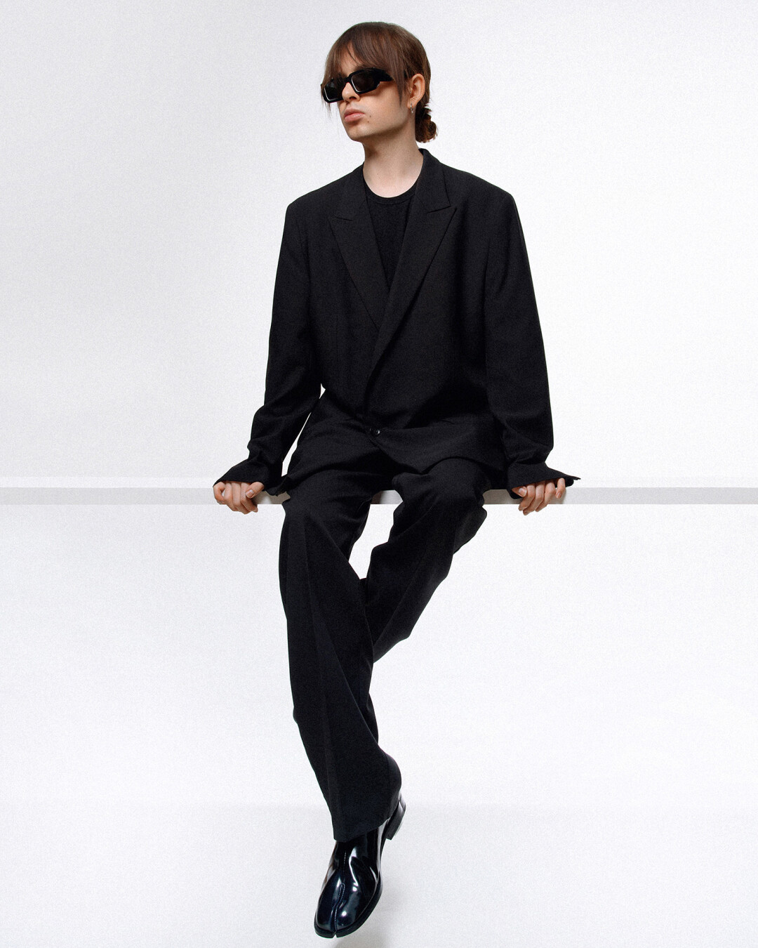 Пиджак Fear of God, брюки Era.For, ботинки Maison Margela, очки Prada