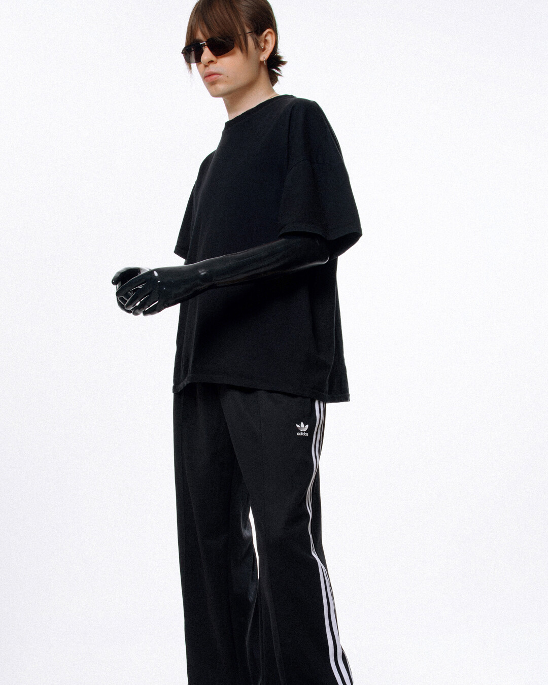 Футболка H&M, штаны Adidas, кеды Vans, очки Balensiaga, перчатки из латекса