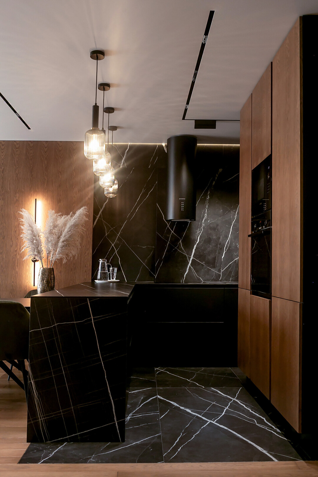 Компания Enli сделала стильную эргономичную кухню со шпоном и «умными» фасадами Fenix