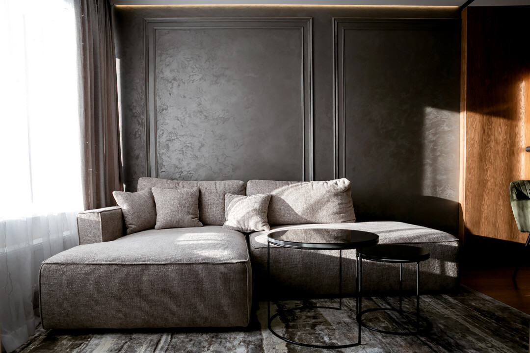 На стены нанесена фактурная штукатурка от компании San Marco. Она создает ощущение еще одной каменной поверхности