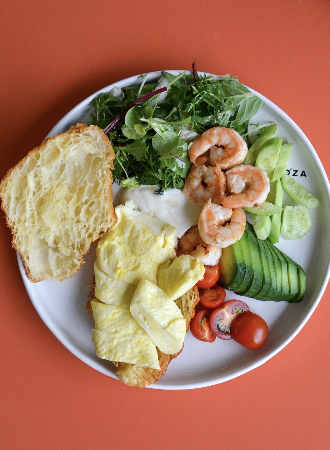 Завтрак «Заноза» — круассан с креветками, скремблом, авокадо, черри и огурцами