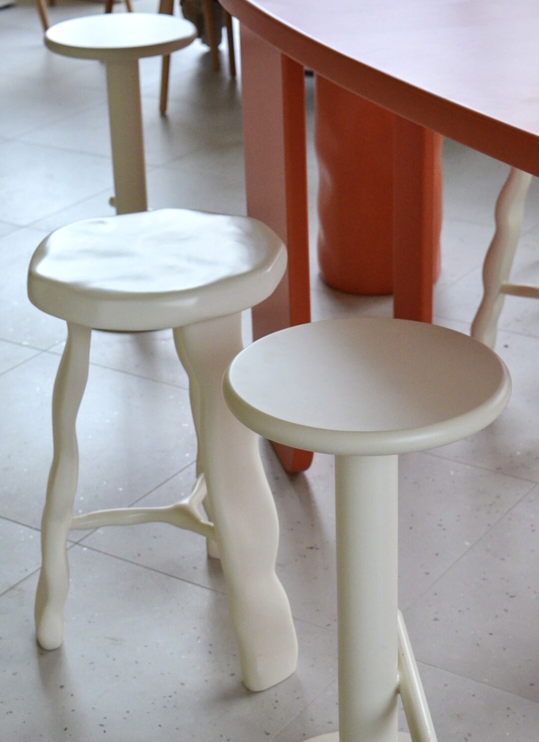 Светильники и стулья с неидеальными поверхностями — тоже отсылка к ручному труду и к особенностям подхода