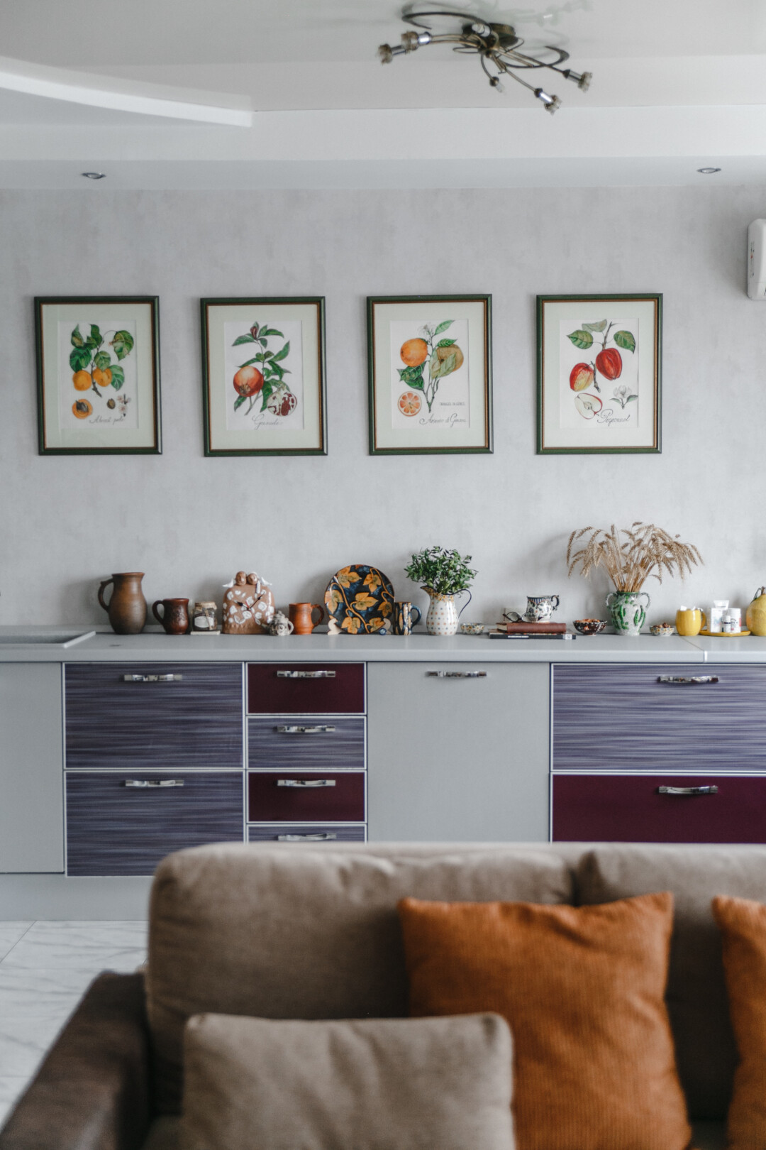 На стене висят реплики ботанической энциклопедии XVIII века