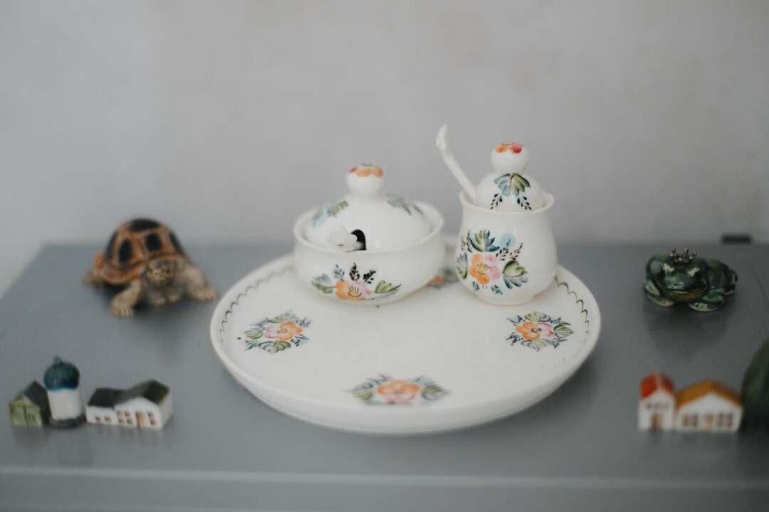 Чтобы найти эту горчичницу (на блюде слева), я обошла все антикварные магазины, была на барахолках в Берлине и Праге