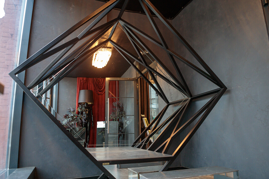 Инсталляция из металла и зеркал