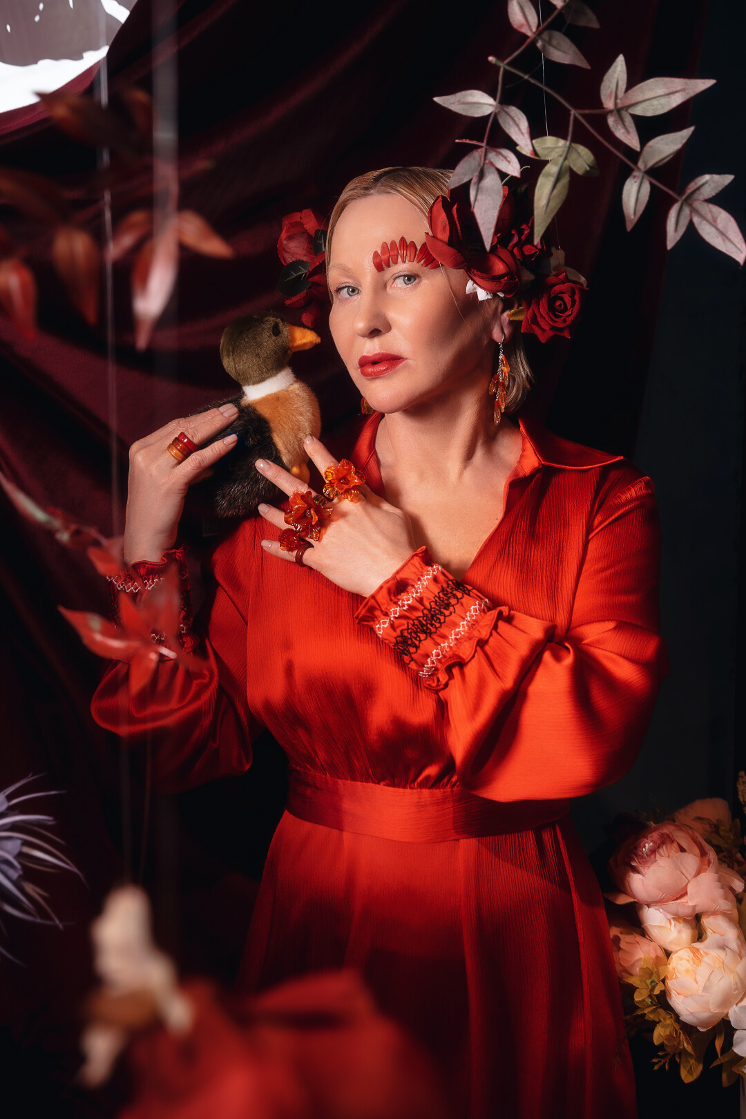 Платье Primavera Серьги, кафф, кольца Baikal Murano Композиция «Красивые цветы»