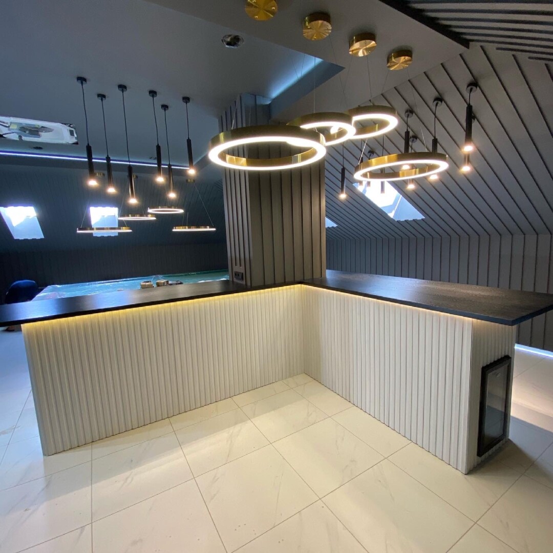 Барная стойка из шпона массива дерева со скрытыми полками