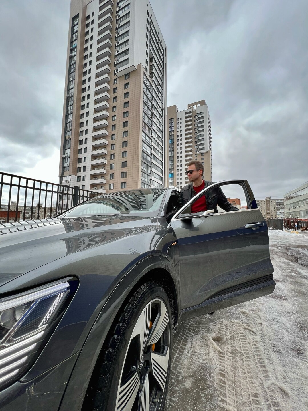 Руслан Латыпов со своим Audi e-tron