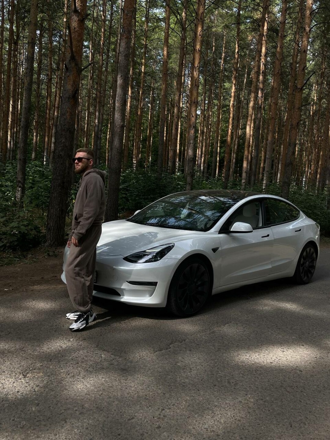 Виктор Эриванцев со своей Tesla Model 3 Performance