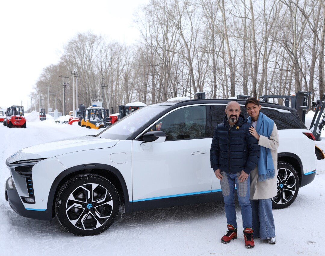 Рушан и Эльвира Каюмовы с своим NIO ES8