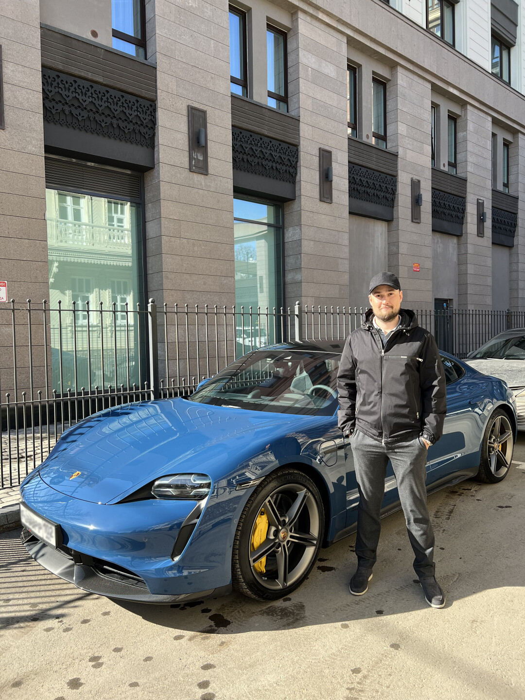 Тимур Хасанов со своим Porsche Taycan Turbo S