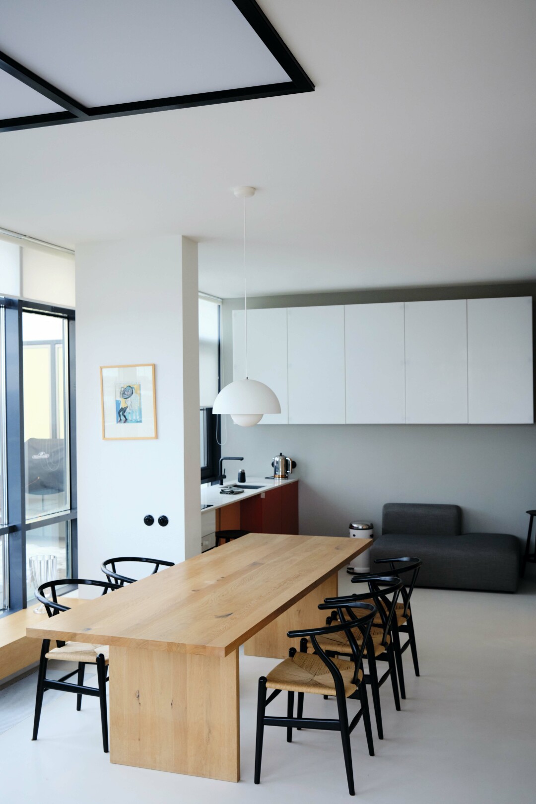 Центр гостиной держит дубовый обеденный стол Филиппа Майнцера для е15, светильник — иконический дизайн Вернера Пантона для &Tradition