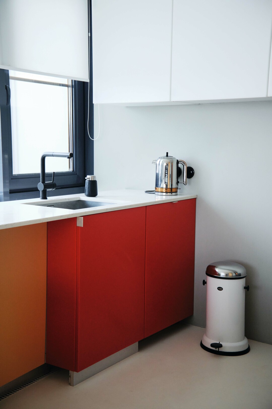 Единственный цветовой акцент кухни — алый фасад Match бельгийского семейного дуэта Muller Van Severen для датчан Reform
