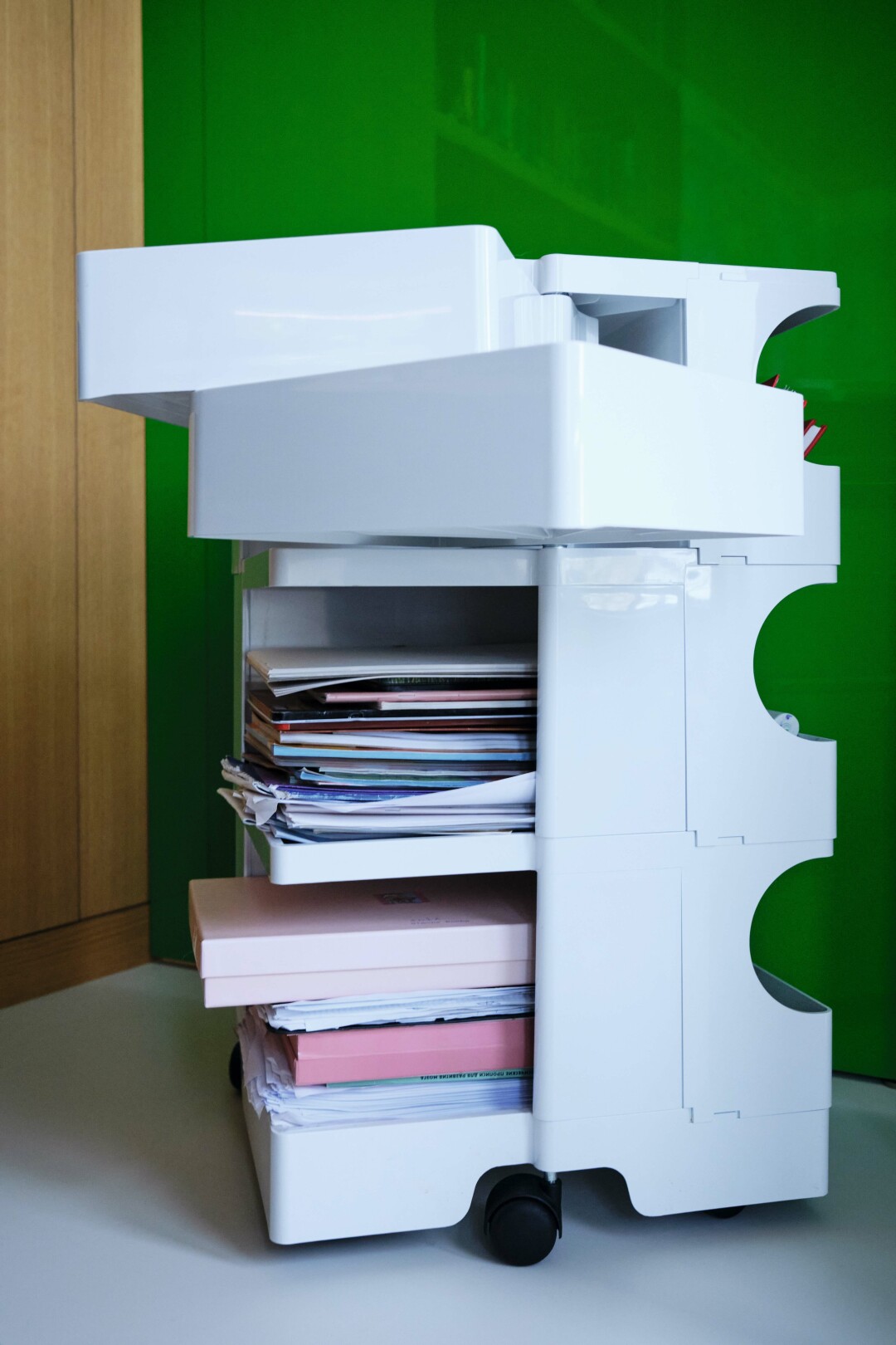 Детские дневники и альбомы сложены в систему хранения B—Line от Boby