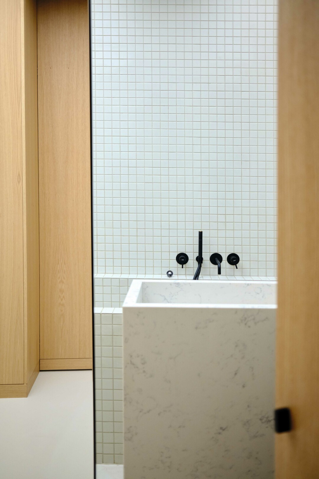 Раковина из цельного куска мрамора прибыла из Москвы, ванну-бассейн сделали мастера в Петербурге