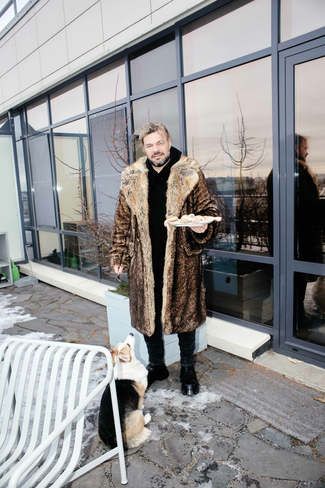 Юрий Пелин не только вовсю занимается садом, разбитым на девятом этаже, но и ответственен за зону барбекю —приготовление ужина он часто превращает в
