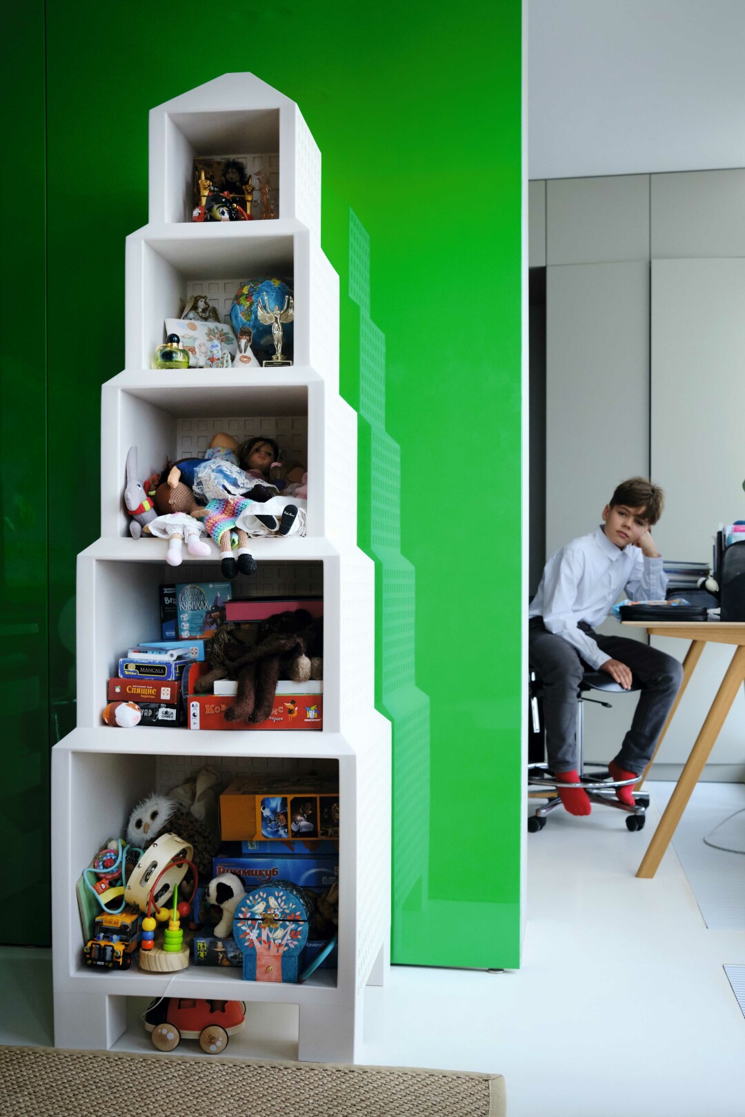 Петр Пелин занимается за партой HAY, а в комнате Зои поселилась этажерка Downtown Ойвы Тойкка для Magis