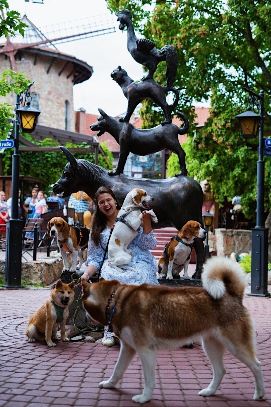 Харпо, Джон, Грейс, Бим, Рик и Шелби в ресторане «Карл и Фридрих»