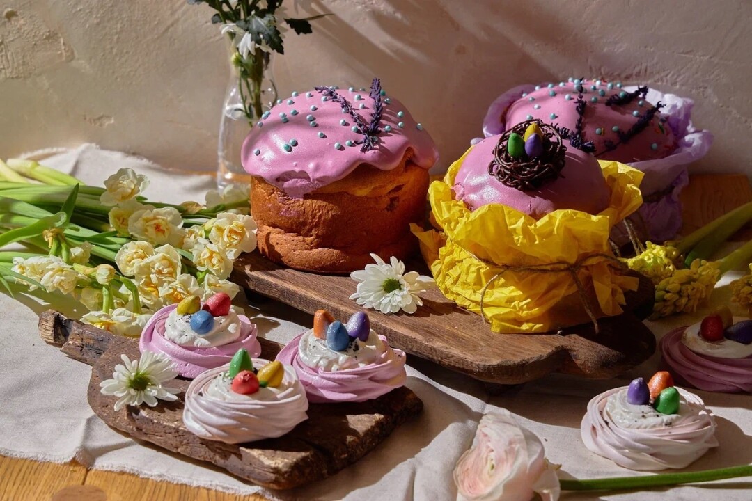 Vakh Выпекают нарядные, воздушные и сливочные куличи с шапками из лавандовой глазури: с цукатами, украшенный сверху гнездом из шоколада, и большой