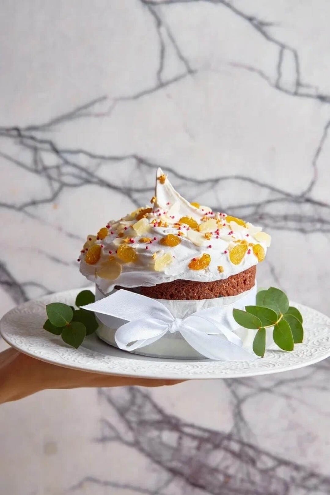 Grecco, Mio Bistrot, Mercado del Sol Творожный кулич с цукатами ананаса и белым изюмом. Сверху декорируют хрустящей французской меренгой и миндальными