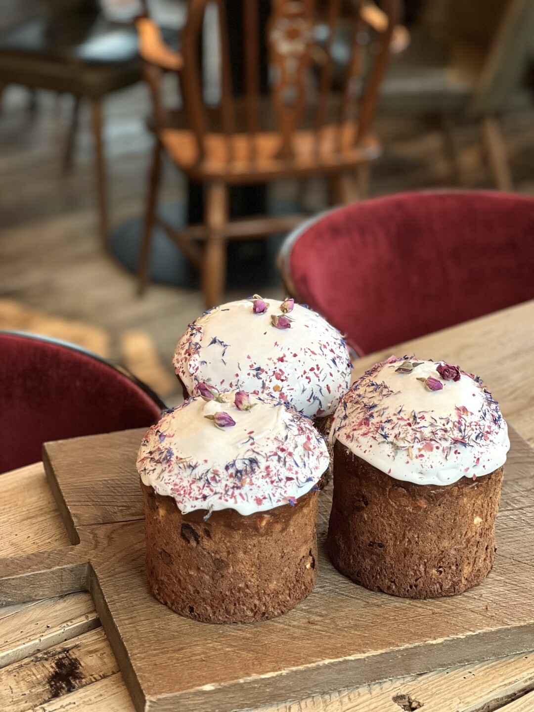COCOCO Bistro Кулич с зефирной помадкой, вяленой клюквой, шоколадом, цитрусовыми цукатами и изюмом, выдержанными в роме. Процесс ферментации теста