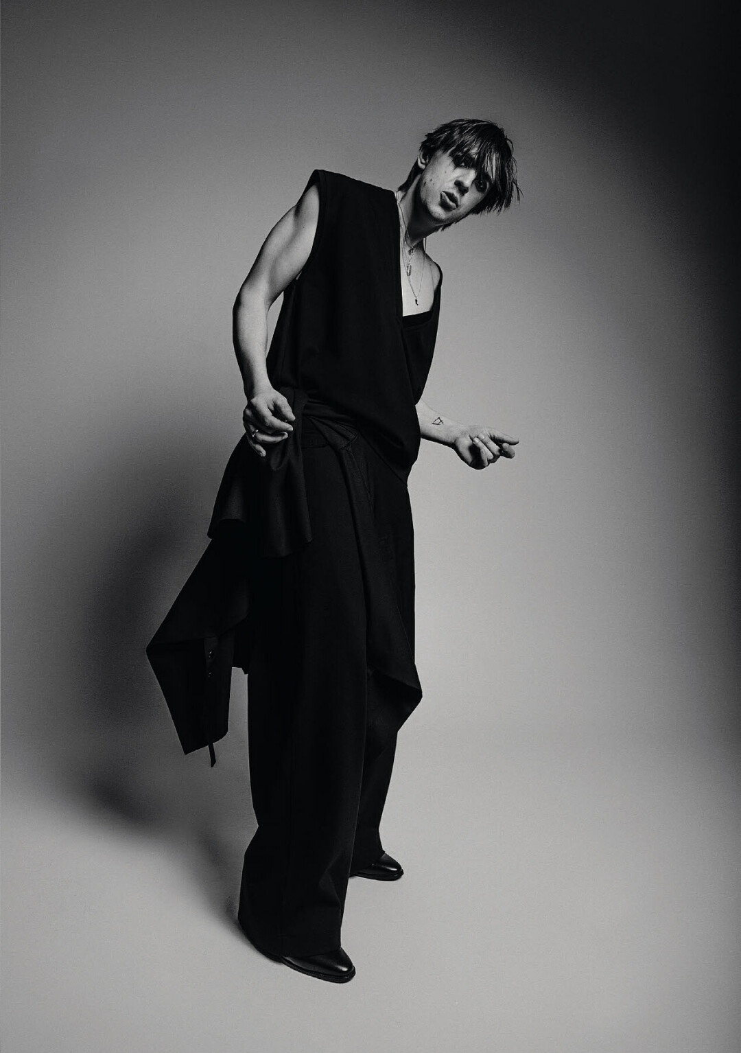 Брюки, жилет и рубашка IANIS CHAMALIDY, оксфорды SAINT LAURENT (Pif Paf Supershop), колье RAF SIMONS