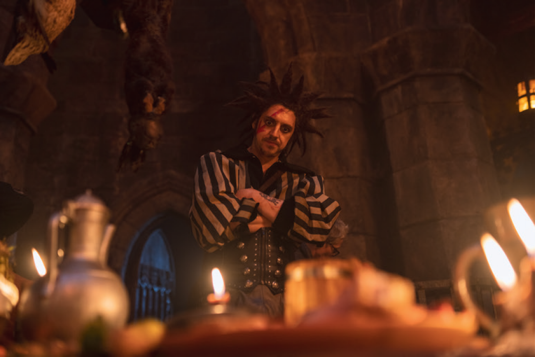 Костюмы фэнтези-Горшка перекликаются с одеждой реального: похожая полосатая рубашка была и у Михаила.