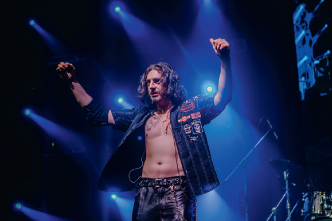 За образец кожаного плаща и рубашки с нашивками взяли реальные вещи Горшенева, выставленные в Castle Rock на Лиговском, 47.