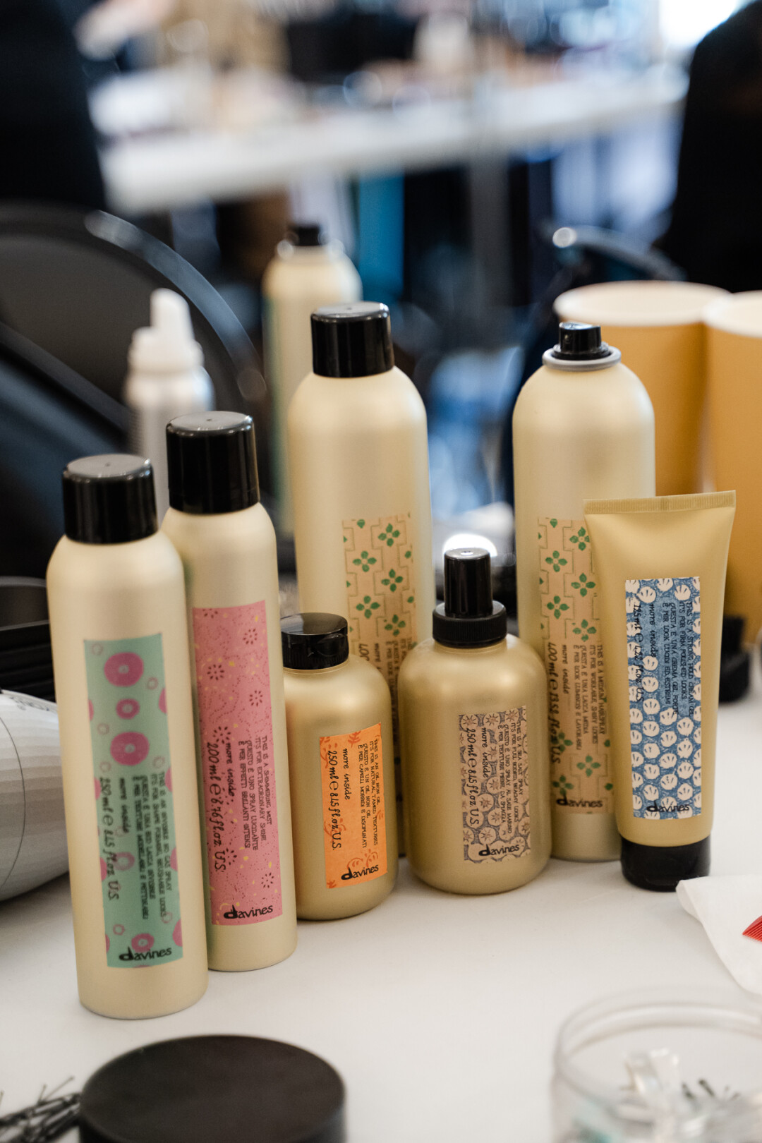 Бренд профессиональной премиальной итальянской косметики для волос Davines. Компания исповедует «экологически ответственную красоту», сочетая научный
