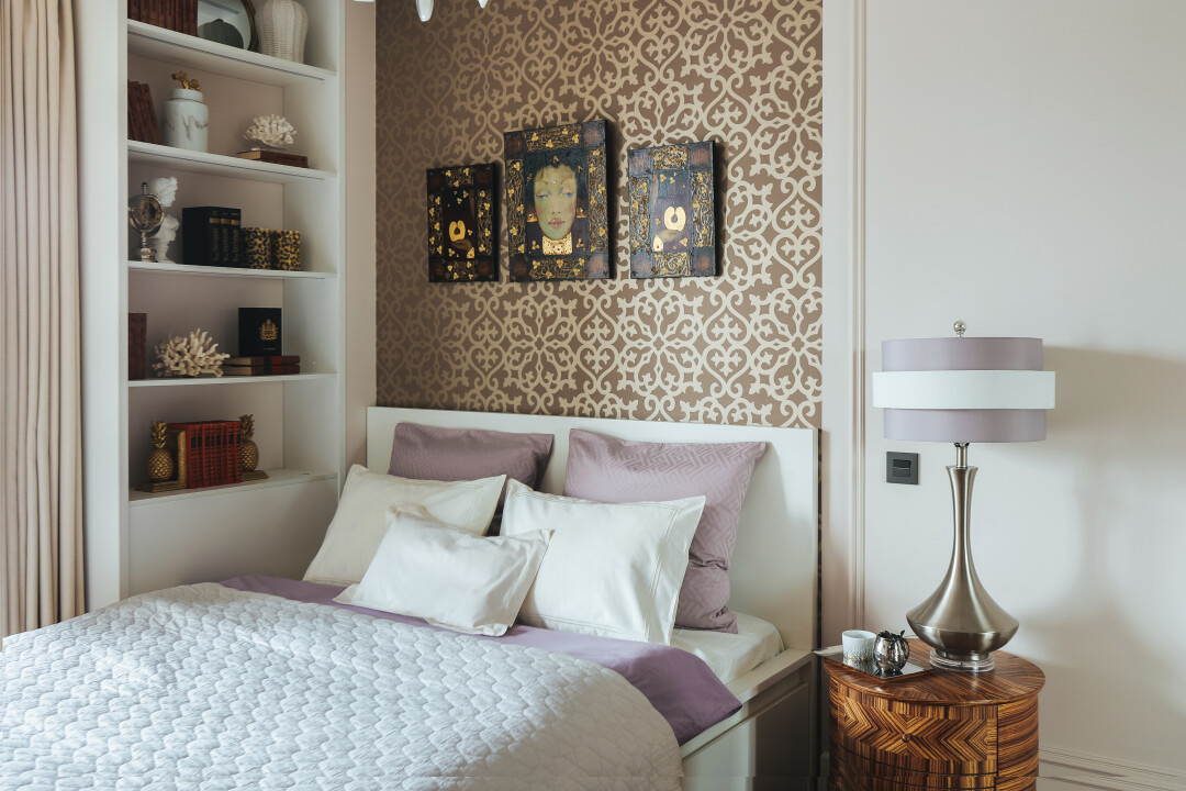 Восточный узор обоев смягчили триптихом «Яблочный спас». А тумбочка Dome Deco и настольная лампа Louvre home завершили образ, Delight Interiors