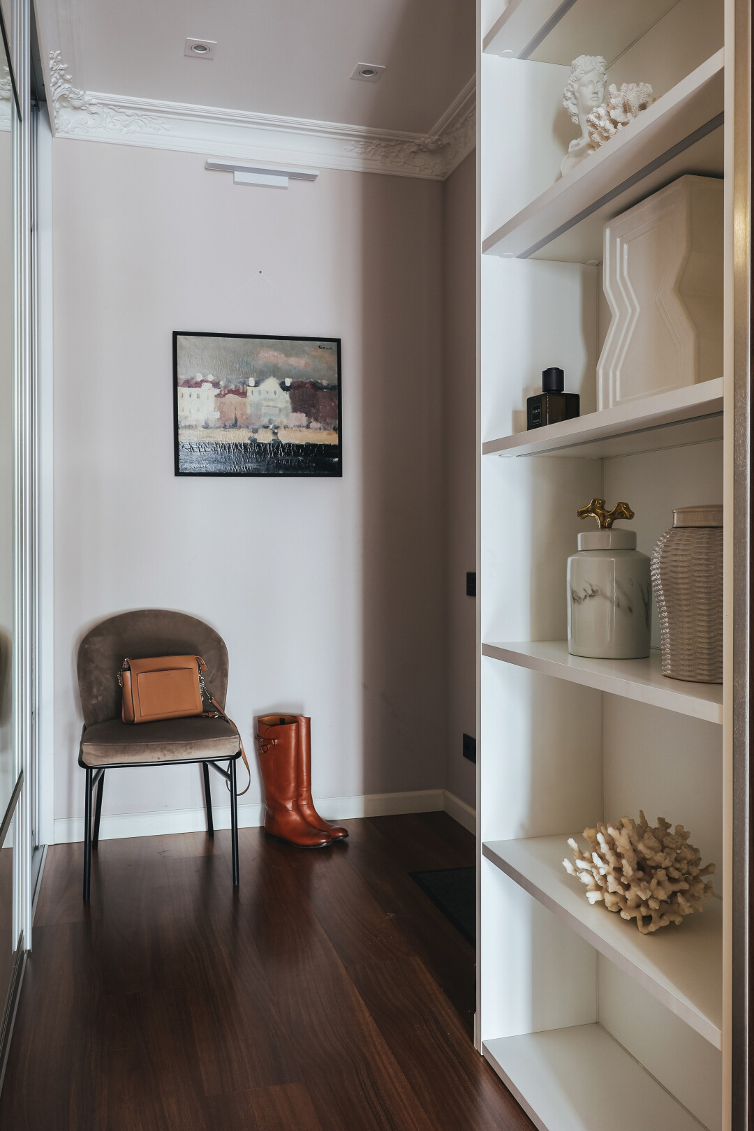 Палитра картины «Утро на набережной» гармонирует с обивкой стульев Eichholtz и оттенком акриловой краски для стен Archi Paint, Delight Interiors