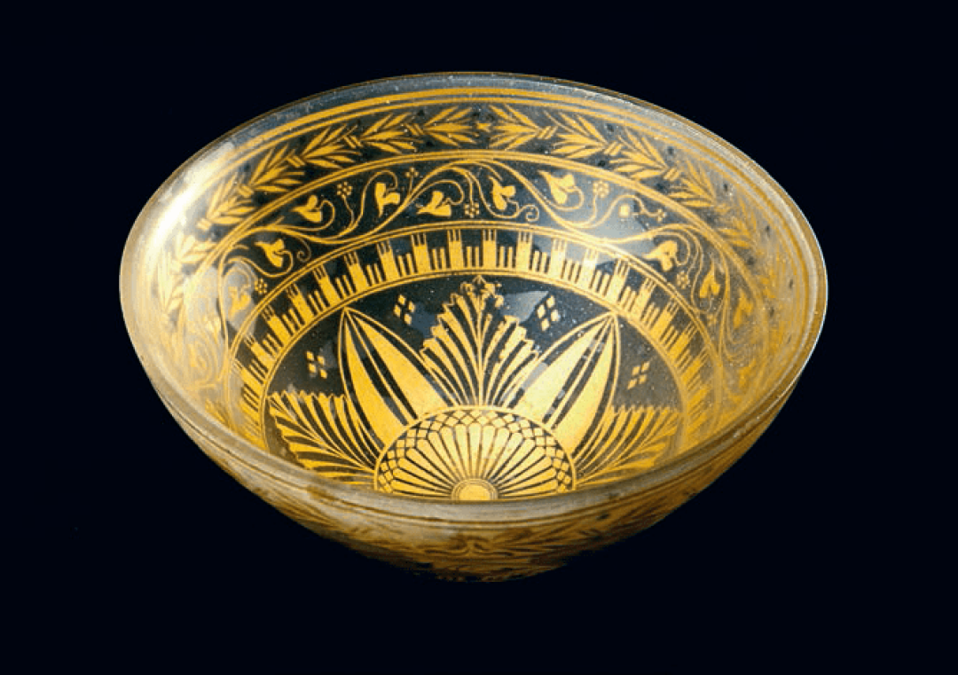 Чаша с узором из золотой фольги между двумя слоями бесцветного стекла. Вторая половина III — начало II века до н. э. Государственный Эрмитаж