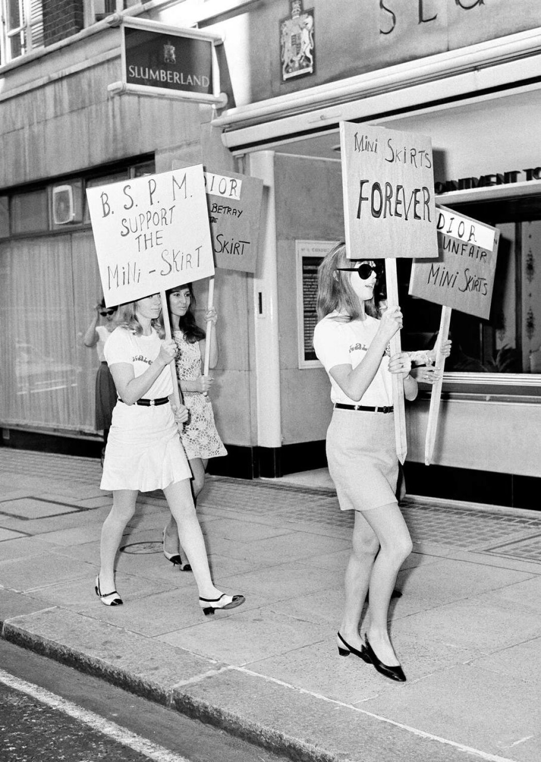 Пикет в поддержку мини-юбок