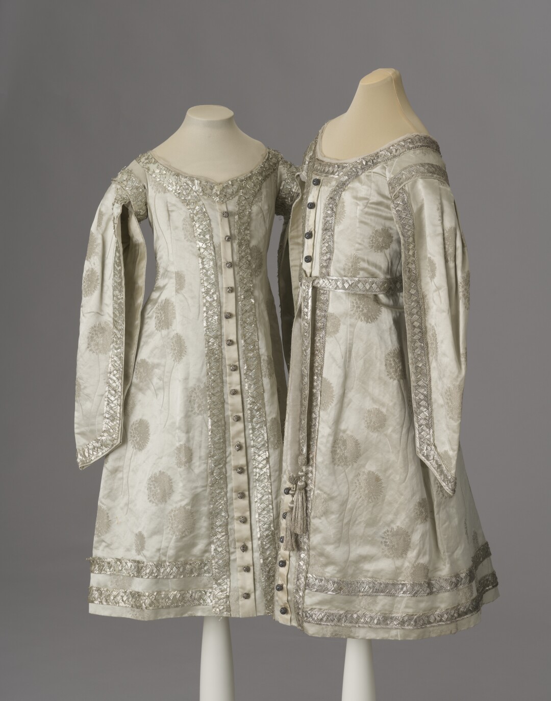 Платья придворные «русские» из серебристого шелка, принадлежали великим княжнам Ольге Николаевне и Татьяне Николаевне; были сшиты к церемонии крещения