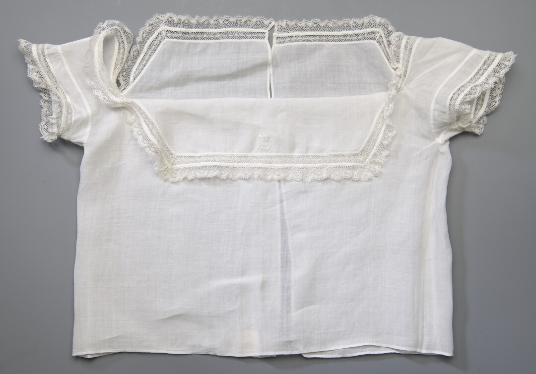 Распашонка батистовая великой княжны Анастасии Николаевны, с отложным воротничком, на котором вышита метка «24 1901» (1901 — год рождения великой