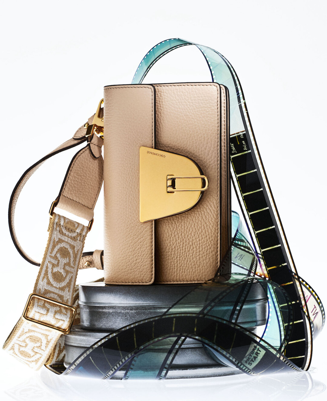 NICO представлена в 8 цветах. Благодаря длинному текстильному ремешку ее можно носить как кроссбоди