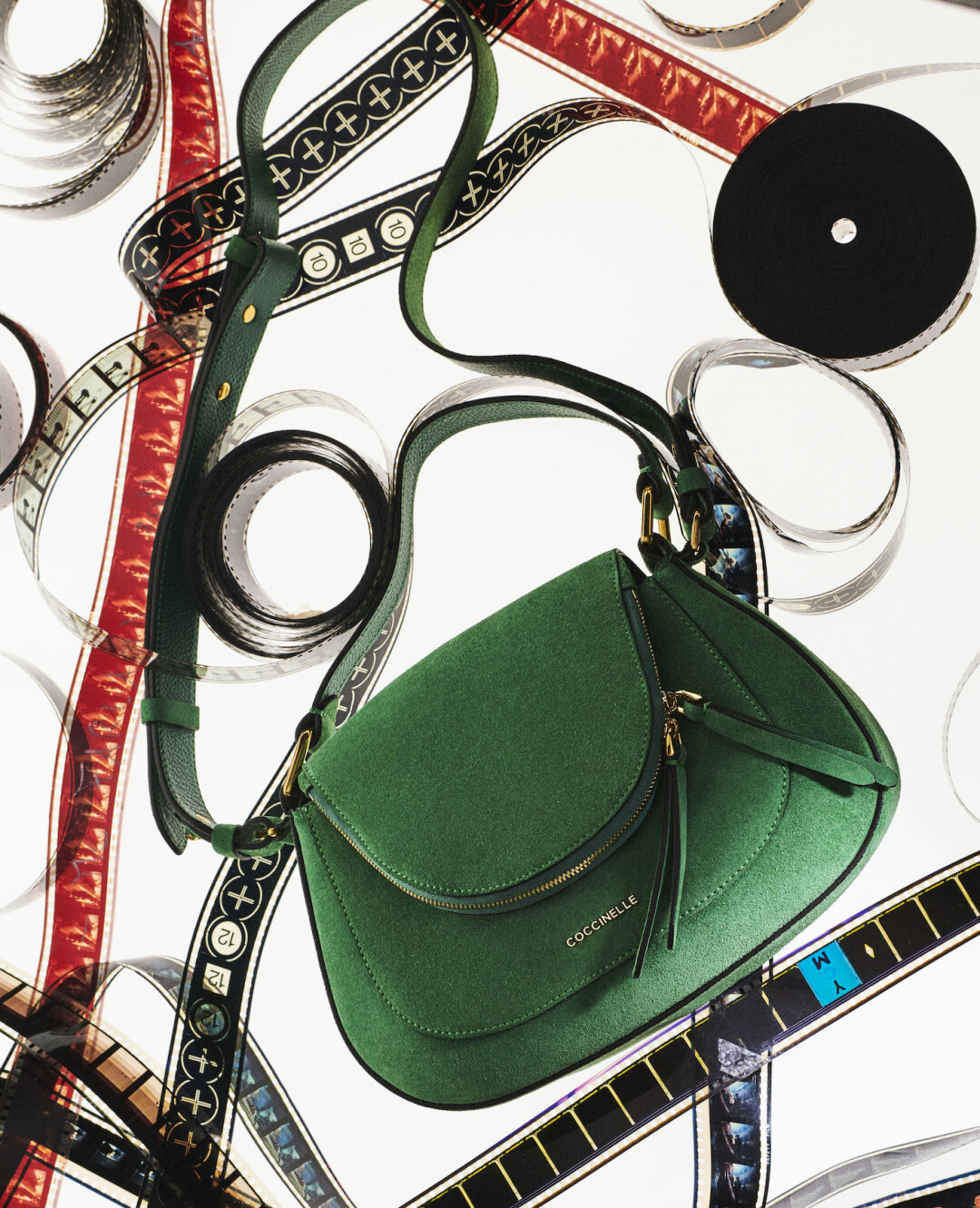 SOLE представлена в маленьком и среднем размере, в коже и замше. Благодаря длинной и короткой ручкам ее можно носить и на плече, и в руке