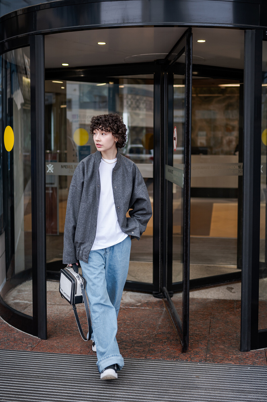 Джинсы и бомбер Amaitogo, белый лонгслив Whoisyourdealer, сумка Mark Jacobs, кроссовки Adidas super star