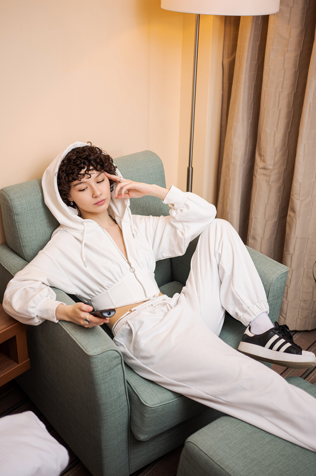 Костюм Bershka, кроссовки Adidas super star