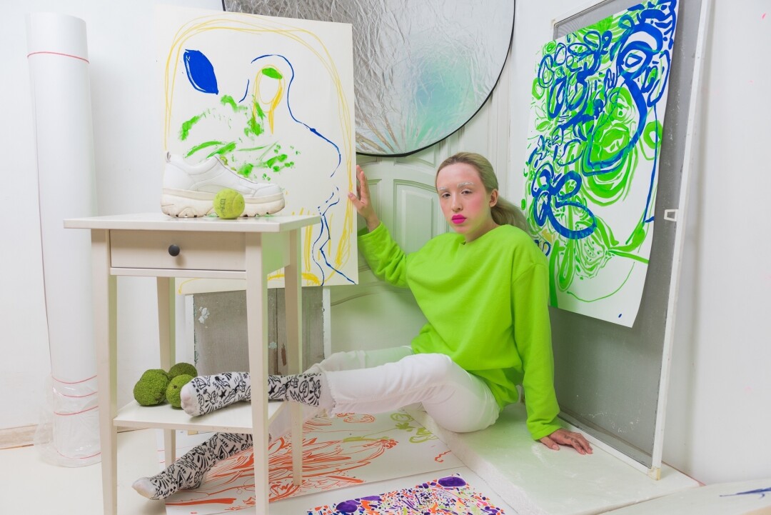 Жанна Нефедкина. Ханна на фоне своей живописи. Холст, масло, смешанная техника, 100х120 см, 2020 г.