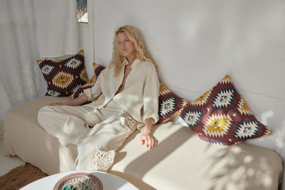 Брюки 6 599 руб,. рубашка 5 999 руб.