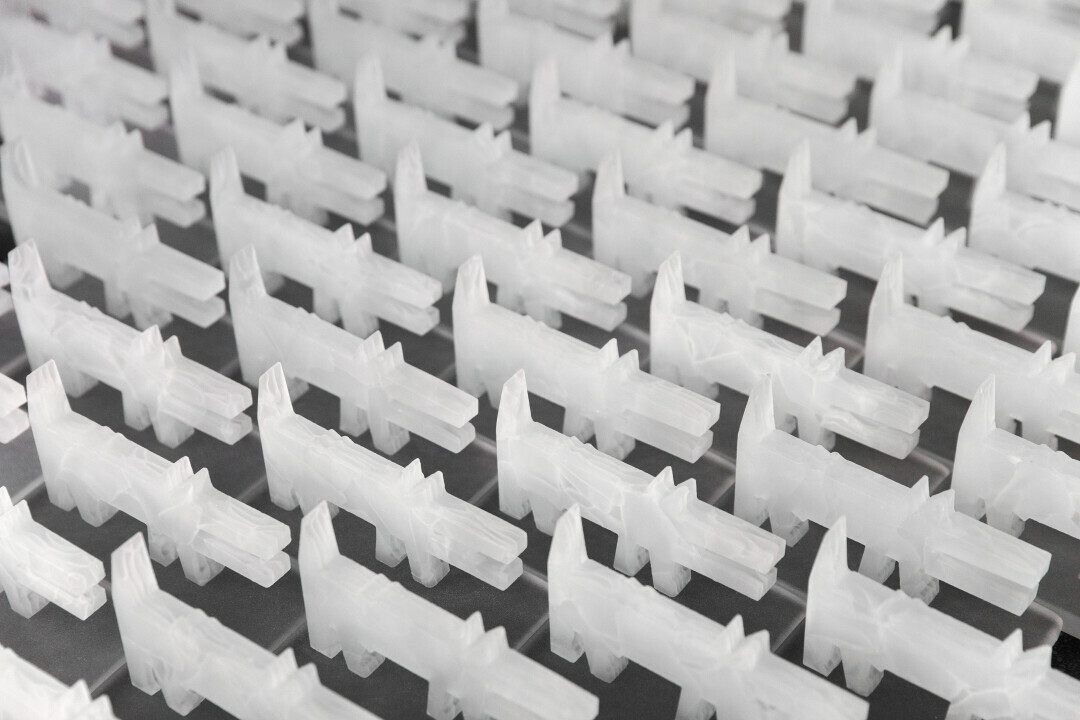 Статуэтки для лауреатов премии «ТОП50», созданные из переработанного стекла Solid Water